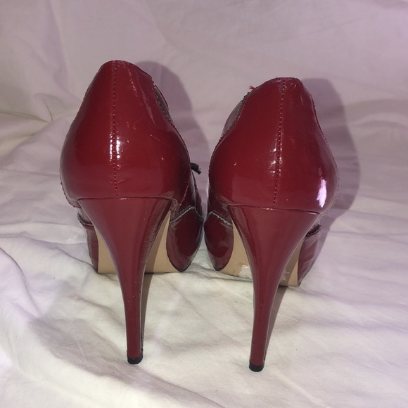 Pair of size 8.5 JLo burgundy and grey heels - Picture 3 of 9
